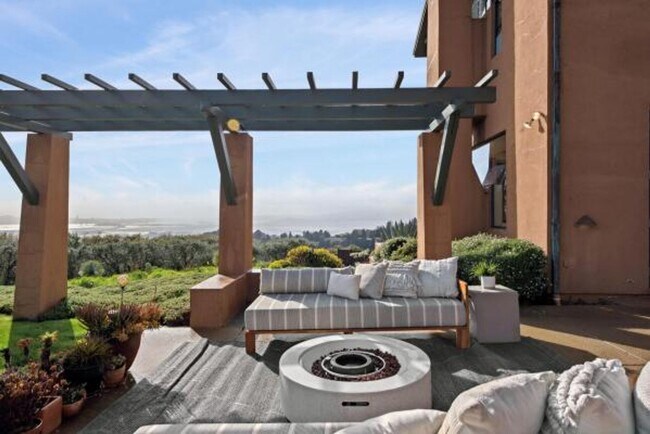 Building Photo - Luxury Living Above The Bay -- Iconic views!