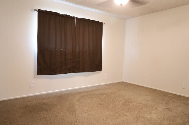 Building Photo - 112 Rawhide Ln