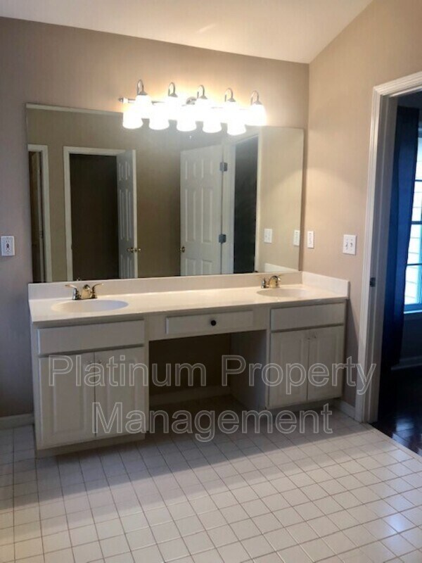 Building Photo - 3335 Woodside Ct