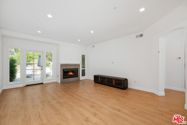Building Photo - 622 Palisades Dr