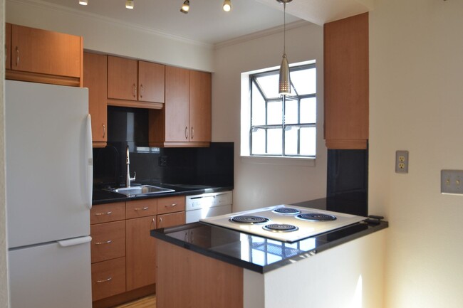 Building Photo - 2 Bedroom Townhome with AC!