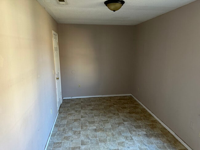 Building Photo - 618 Israel Rd