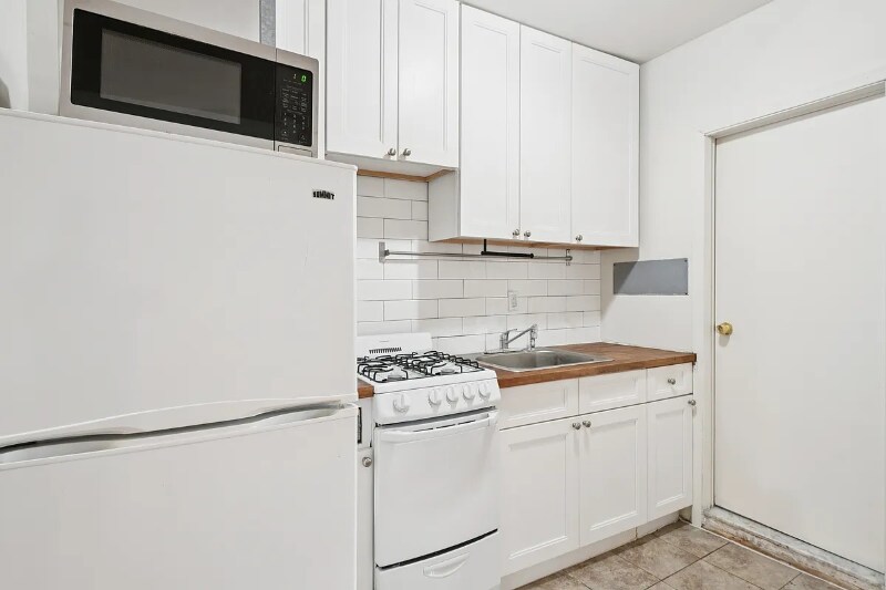 Building Photo - 323A E 89th St