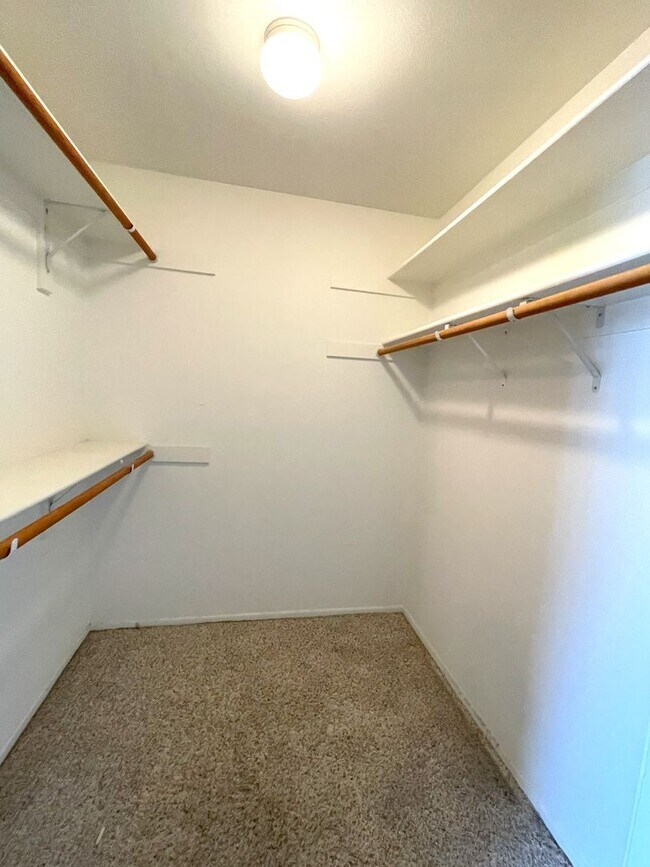 Building Photo - Updated 2 bedroom split level townhome