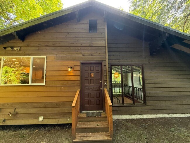 Building Photo - 3 Bed 2.5 Bath in the Heart of Bellevue