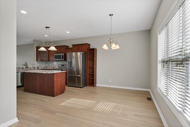 Building Photo - 3 Bedroom 3 1/2 Bath Pet Friendly Condo For Rent!