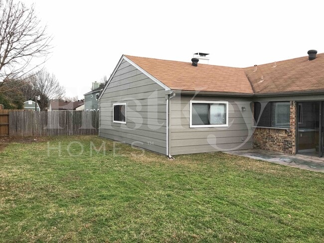 Building Photo - 2510 Bentley Dr