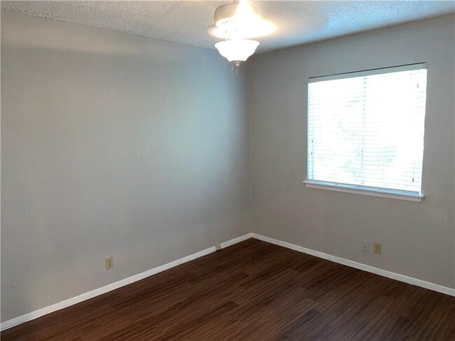 Building Photo - 1602 Southgate Cir