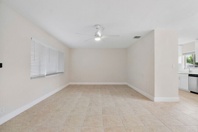 Building Photo - Spacious 3BD/2BA Home