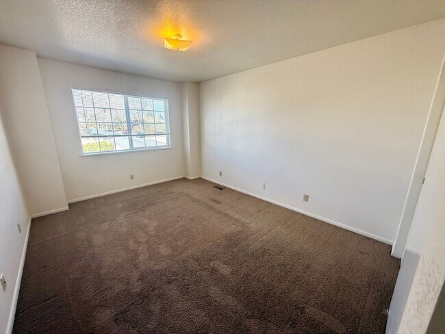 Building Photo - 2 Bed 1.5 Bath Townhouse End Unit in North Central Loveland