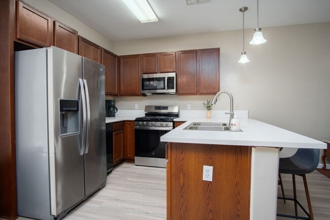 Building Photo - Full Furnished Short or Long-term rental i...