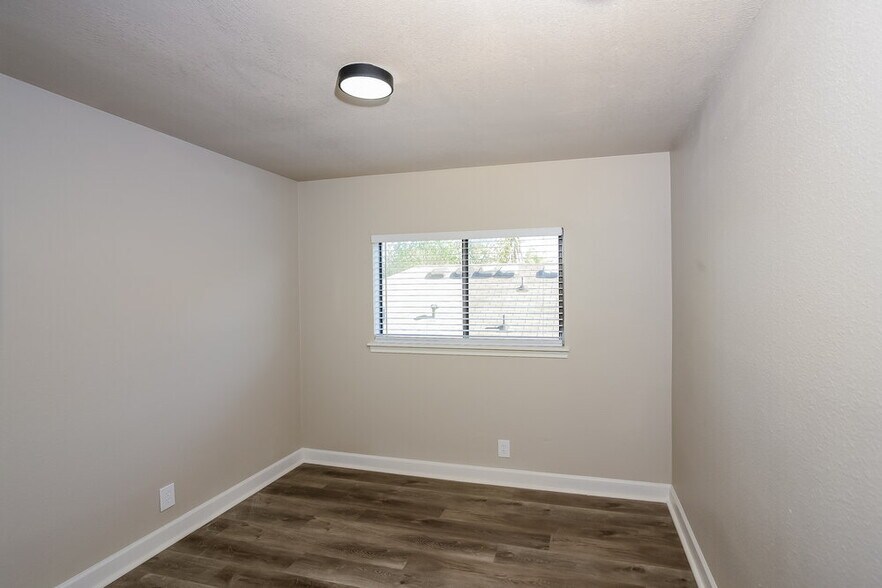 Building Photo - 8106 Hoovers Bend