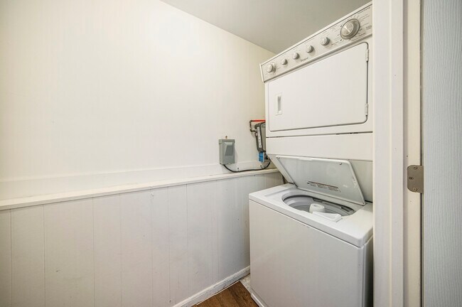 Building Photo - 401 Pauline Blvd