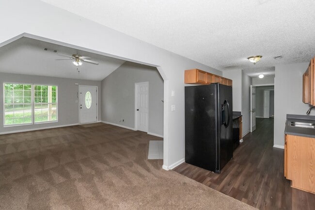 Building Photo - Charming Ranch-Style Home with Spacious Ya...