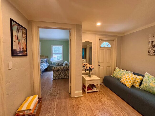 Building Photo - 519 28th St