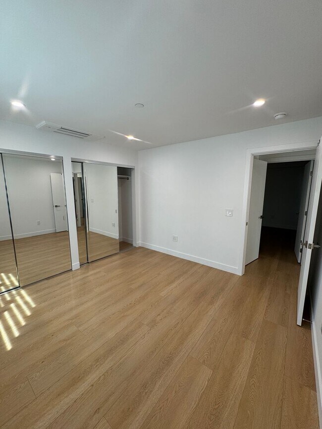 Building Photo - Spacious 1000 sq ft First-Floor Back ADU i...