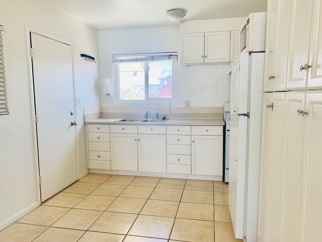 Building Photo - Live by the Beach! 2BD/1BA Mission Beach Apartment with Garage!