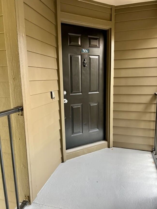 Building Photo - Move in NOW- Spacious 2 bedroom 1 bath condo on 3rd floor in gated community! Water included with...