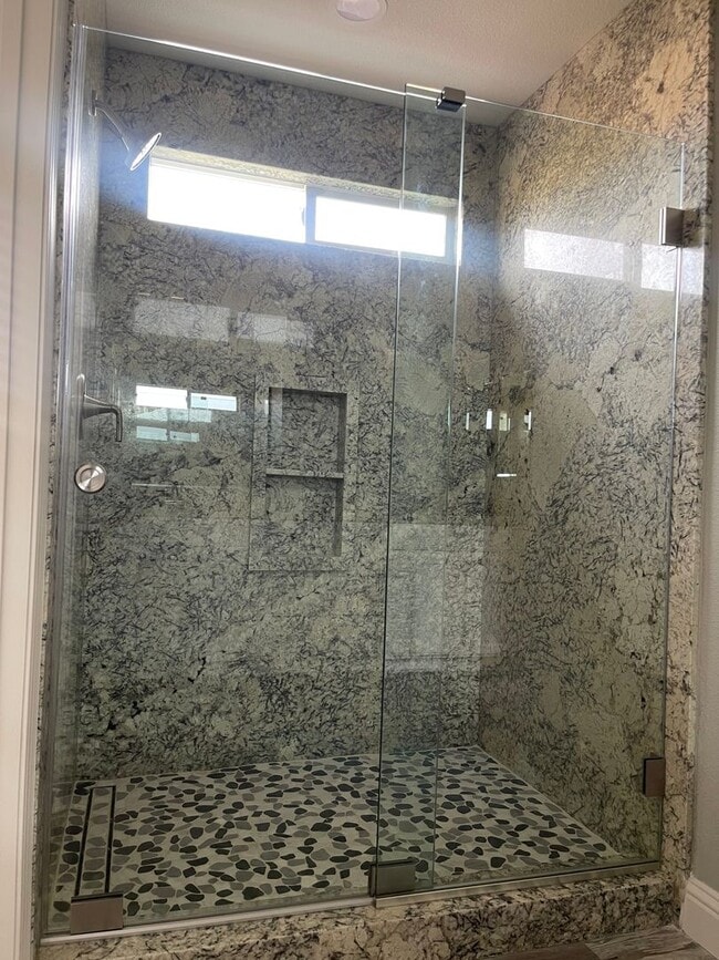 Building Photo - Beautiful 4 Bedroom 3 Bathroom with a pool