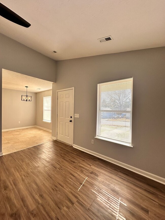 Building Photo - Three-Bedroom Ranch Close to Downtown