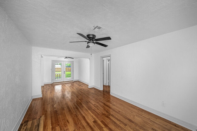 Building Photo - 1925 NW Oak Ave