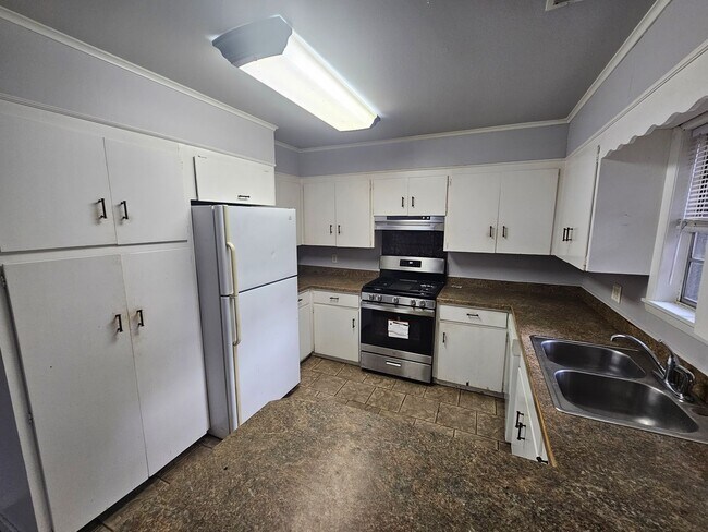 Building Photo - Nice 4 bedroom 1.5 bath home close to U of A and I-49