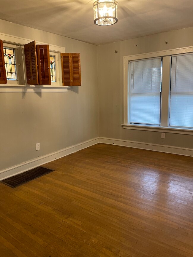 Building Photo - 4870 E Lee Ave