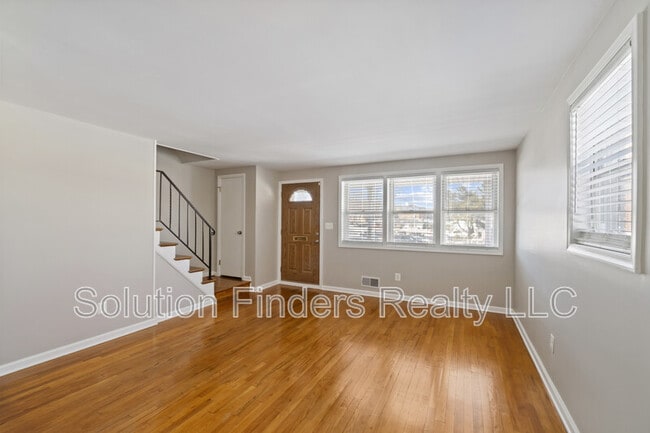 Building Photo - 305 Capitol Ct