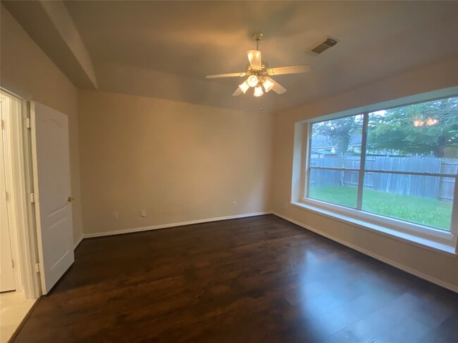 Building Photo - 9210 Hidden Lake E Dr