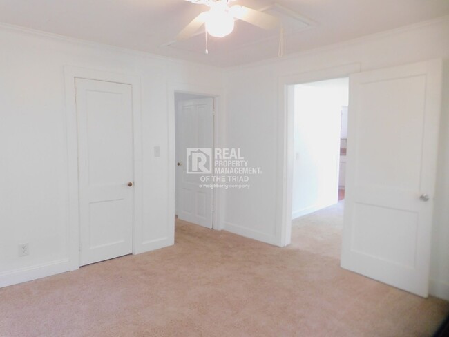 Building Photo - Adorable 2bd/1ba in Greensboro!