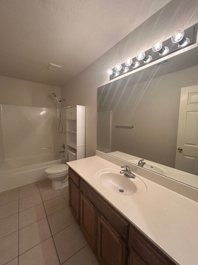 Building Photo - 3005 SW Amberwood Ave