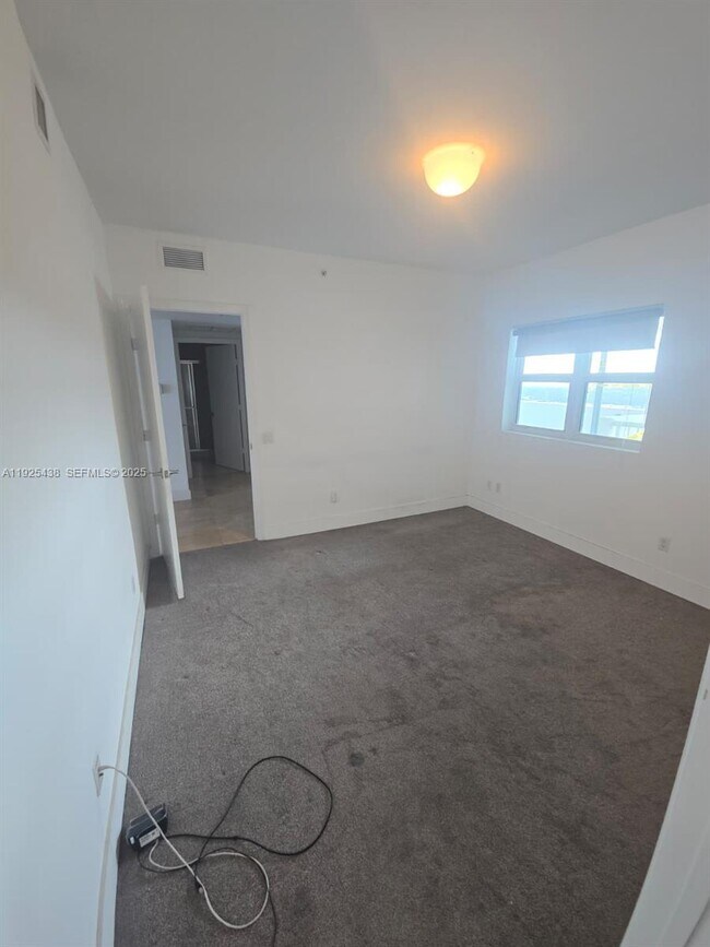 Building Photo - 14951 Royal Oaks Ln