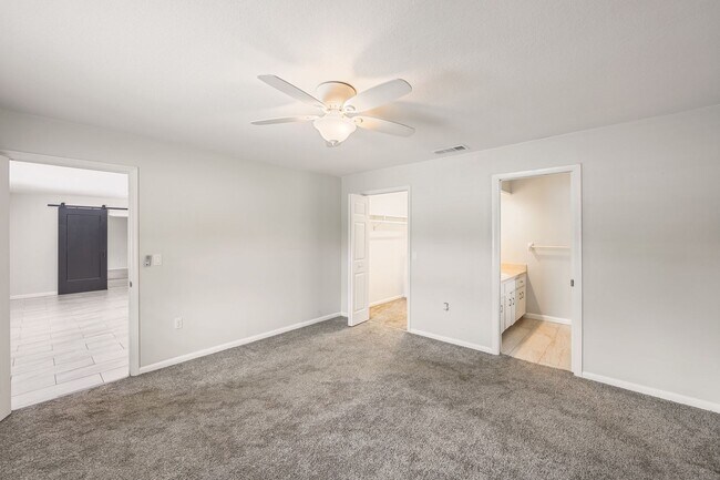 Building Photo - Pool Home