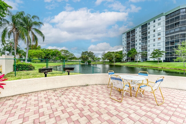 Building Photo - 2200 S Cypress Bend Dr