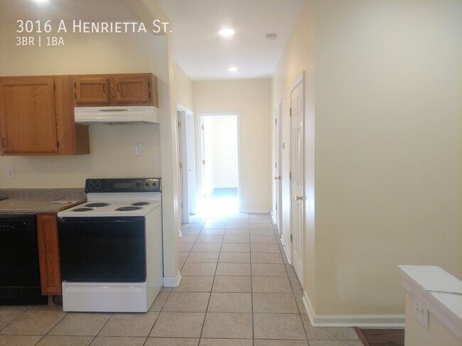 Building Photo - Huge 3br/1ba 2nd Floor Apartment in Heart ...