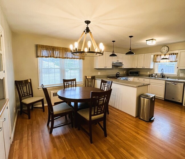 Building Photo - Charming Single-Family Home Great Neighborhood