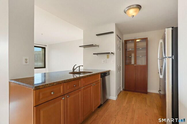 Building Photo - 300 Broad St