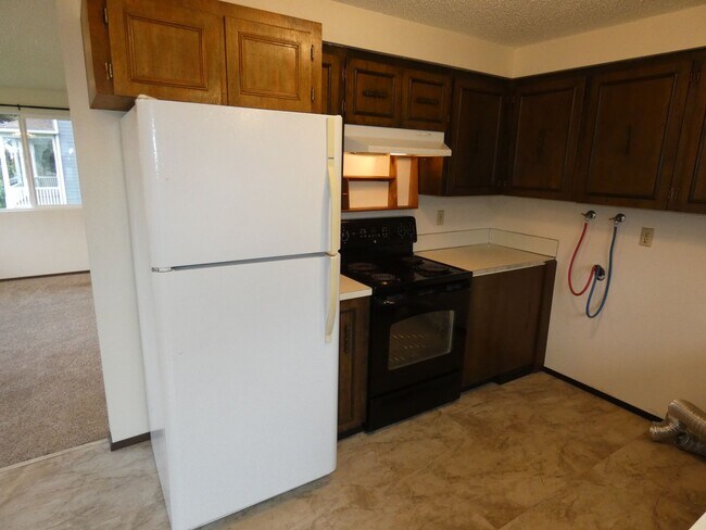 Building Photo - APPLICATION PENDING - Tastefully Maintained Charmer