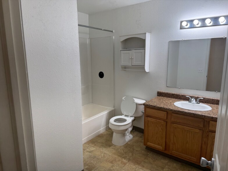 Building Photo - 580 N Main St