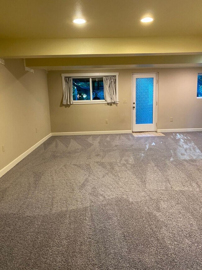 Building Photo - Beautiful 4 Bedroom Gem – Walk to Juanita Beach! Special Price + Dec 15 Move-In Incentive!