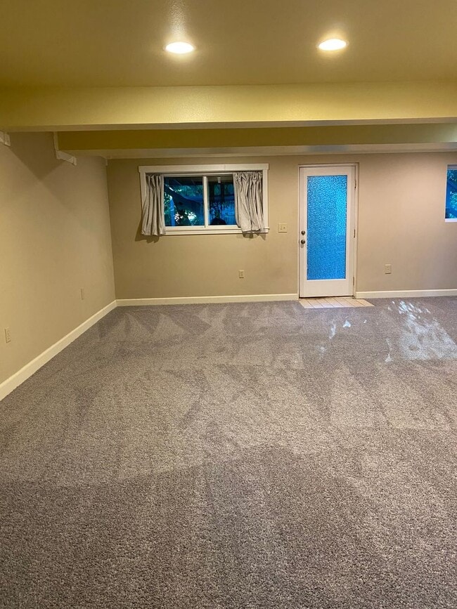 Building Photo - Beautiful 4 Bedroom Gem – Walk to Juanita Beach! Start your lease by 12/31/25 for a $1000 promo!