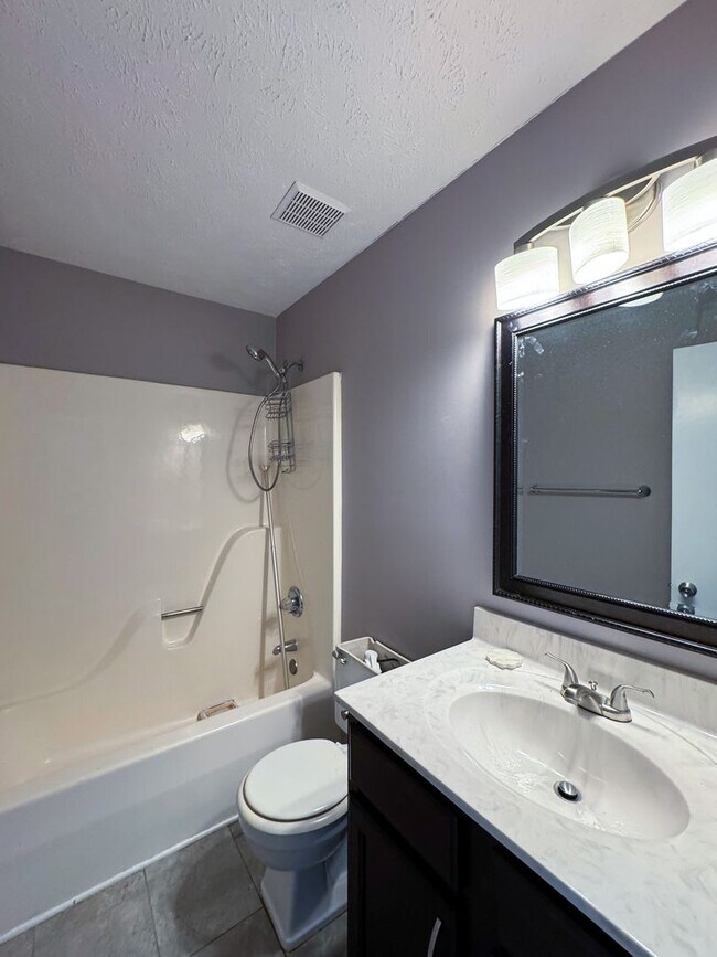 Building Photo - Beautiful 3 Bed 2 Bath Home with Fenced Backyard