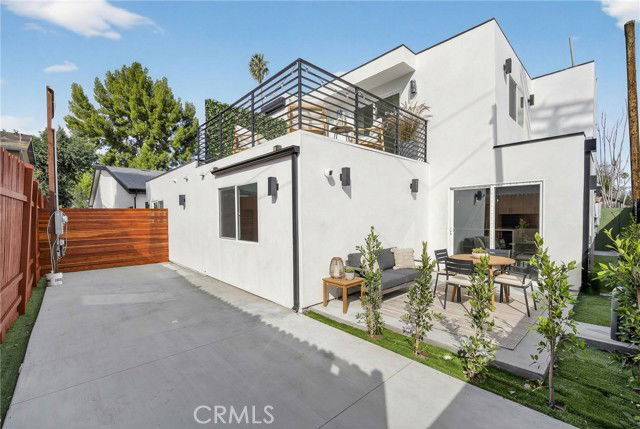 Building Photo - 7332 1/2 Owensmouth Avenue, Los Angeles, CA 91303 - 3 BR 3 BA house