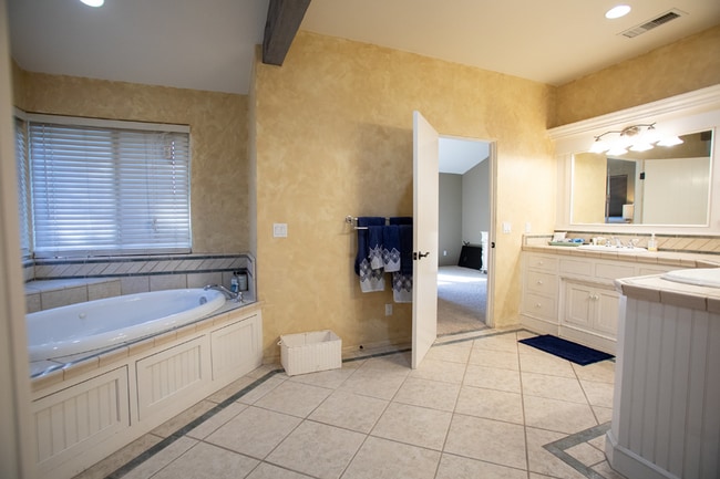 Building Photo - Janin Acers - Pool - Pet Friendly - FURNISHED OR UNFURNISHED