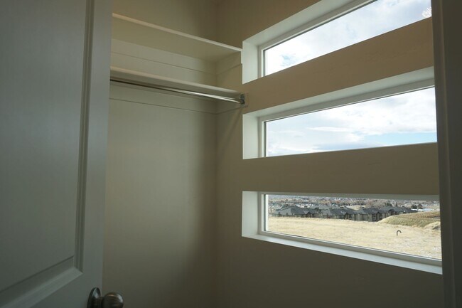 Building Photo - Layton Townhome 3 Bed 2.5 Bath