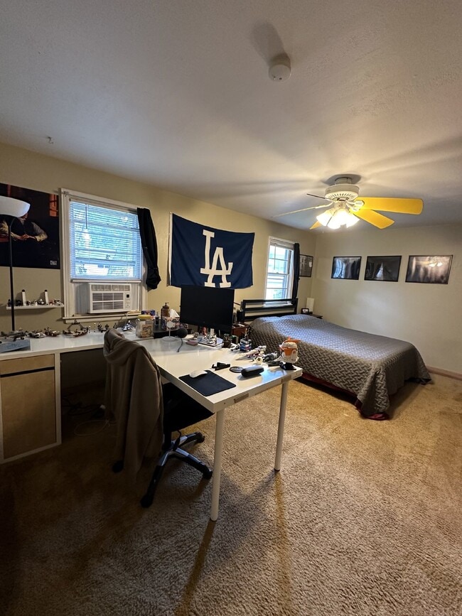 Building Photo - 4 Bed 2 Bath close to UWEC and downtown! A...