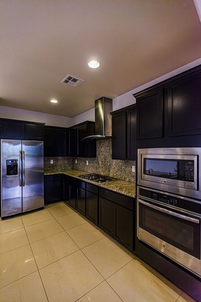 Building Photo - 4 Bedroom home located in Mountain's Edge