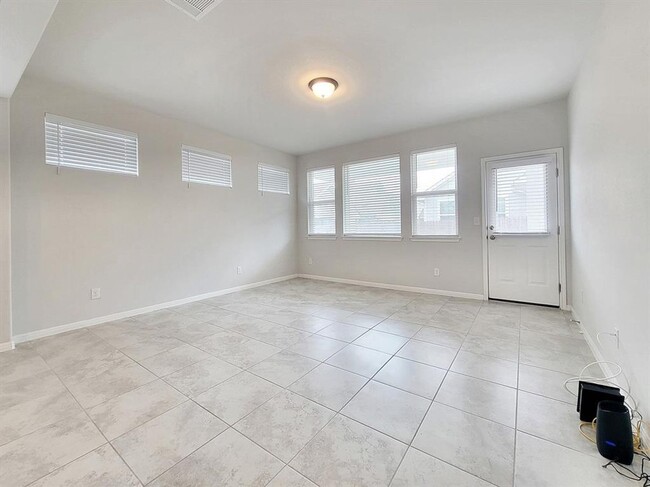 Building Photo - Modern 3BR/2BA Home with Garage & Fenced Backyard