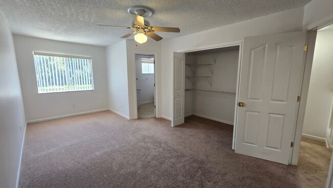 Building Photo - 2 Bed 2 Bath townhome with a Den/ Office s...