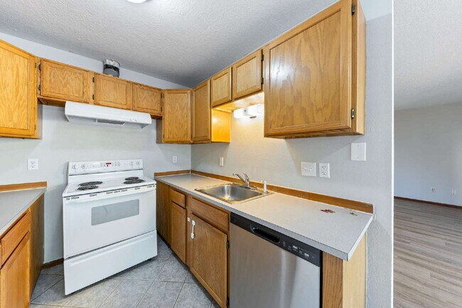 Building Photo - Spacious Townhome 3 Bedrooms plus office!